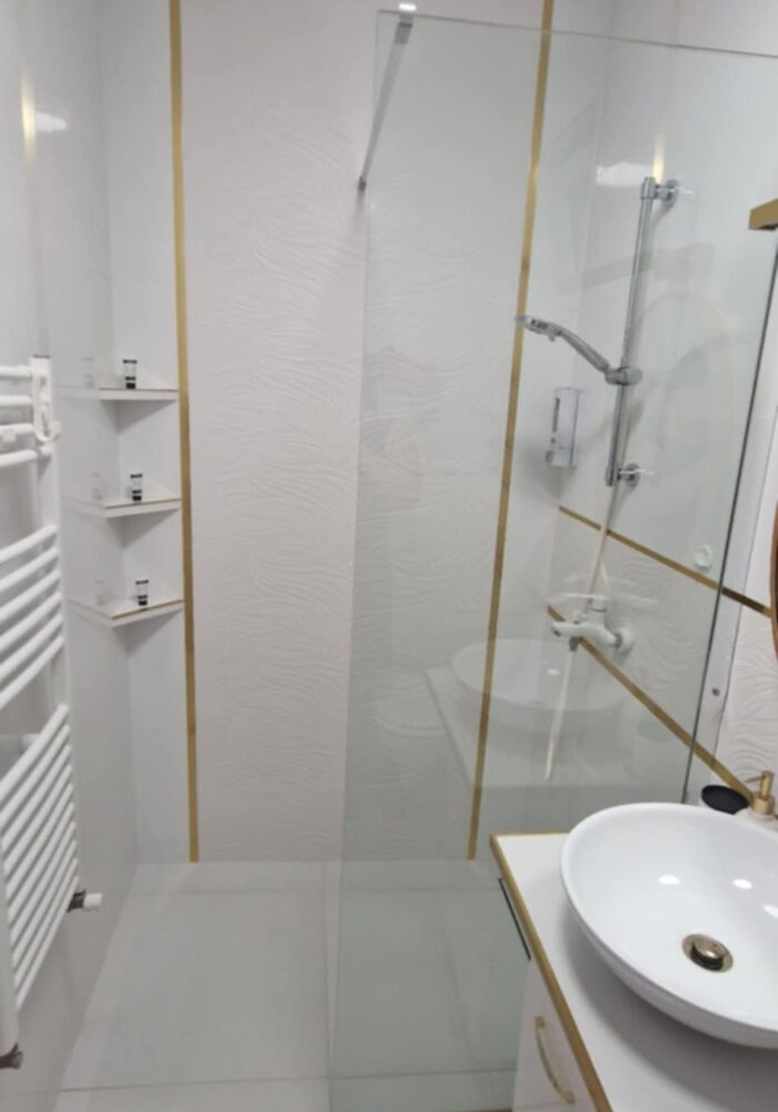 julianna apartman shower